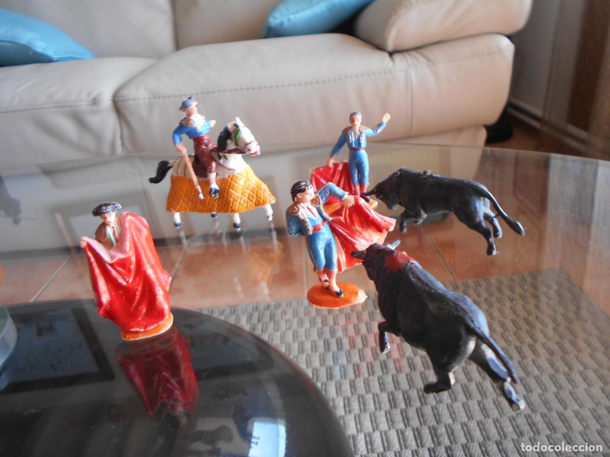 Figuras de goma y PVC: 13 soldaditos toreros de plastico - Foto 2