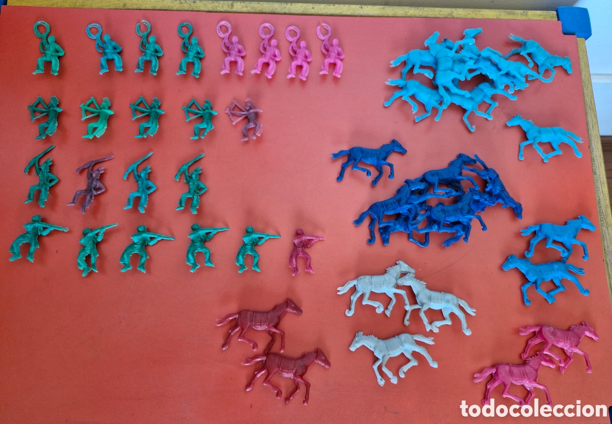 Figuras de goma y PVC: LOTE DE 48 INDIOS,VAQUEROS Y CABALLOS OESTE PEQUE&Ntilde;OS.REIGON? 70'S.NUEVO.