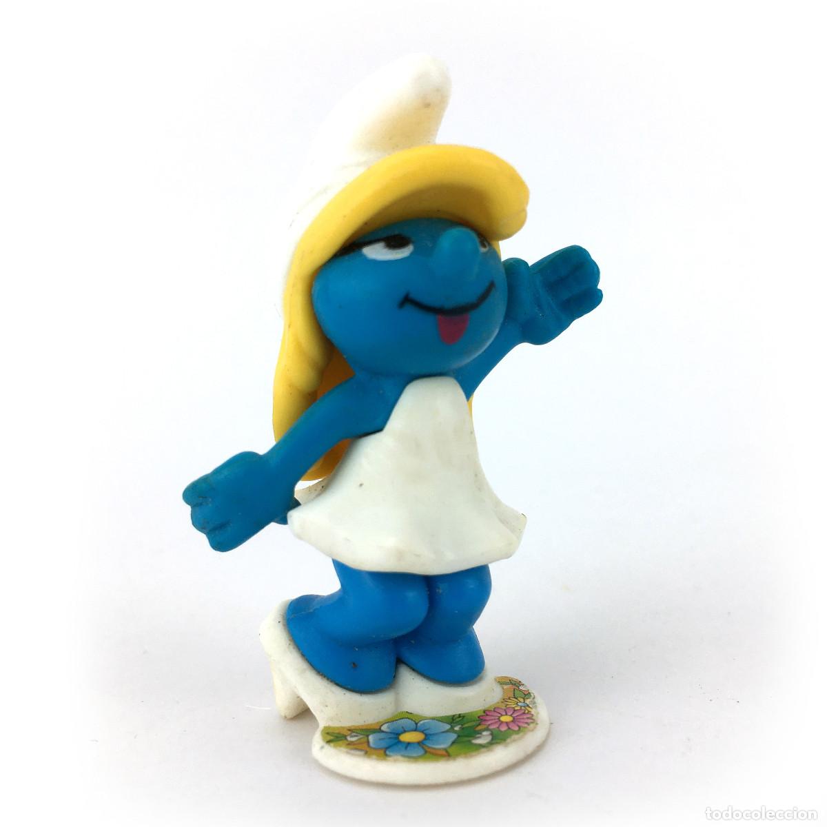 Figuras de goma y PVC: PITUFINA CON MANO LEVANTADA SOBRE LECHO DE FLORES. PITUFO SMURFETTE RARA FIGURA 5 CM PLASTICO RIGIDO