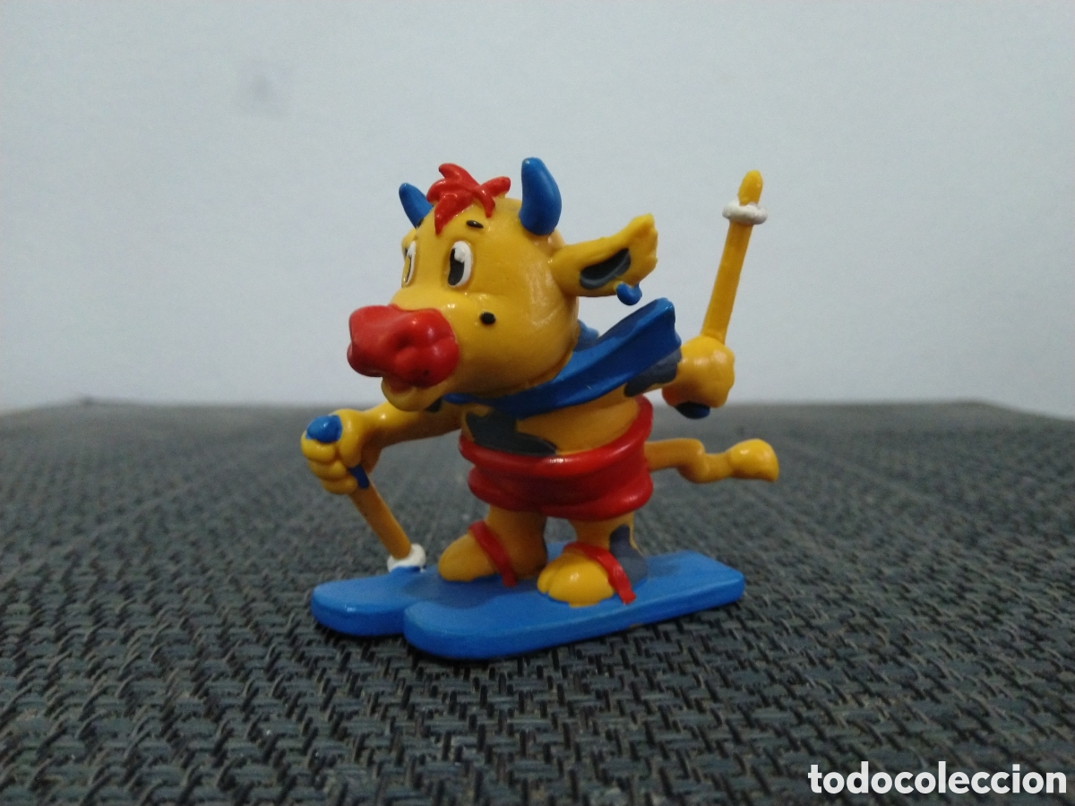Figuras de goma y PVC: FIGURA PVC VACA BULLY ESQUIS ESQUIADORA NIEVE