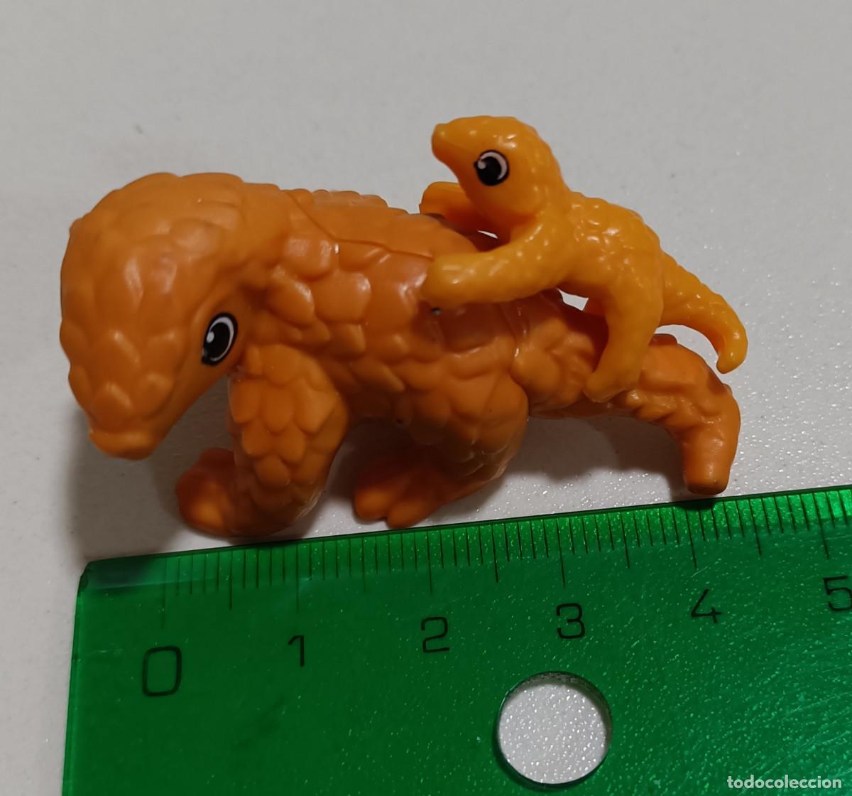 Figuras de goma Kinder: pangolin cria bebe salvaje mini vv mu&ntilde;eco natoons naton animal del covid coronavirus mu&ntilde;equito