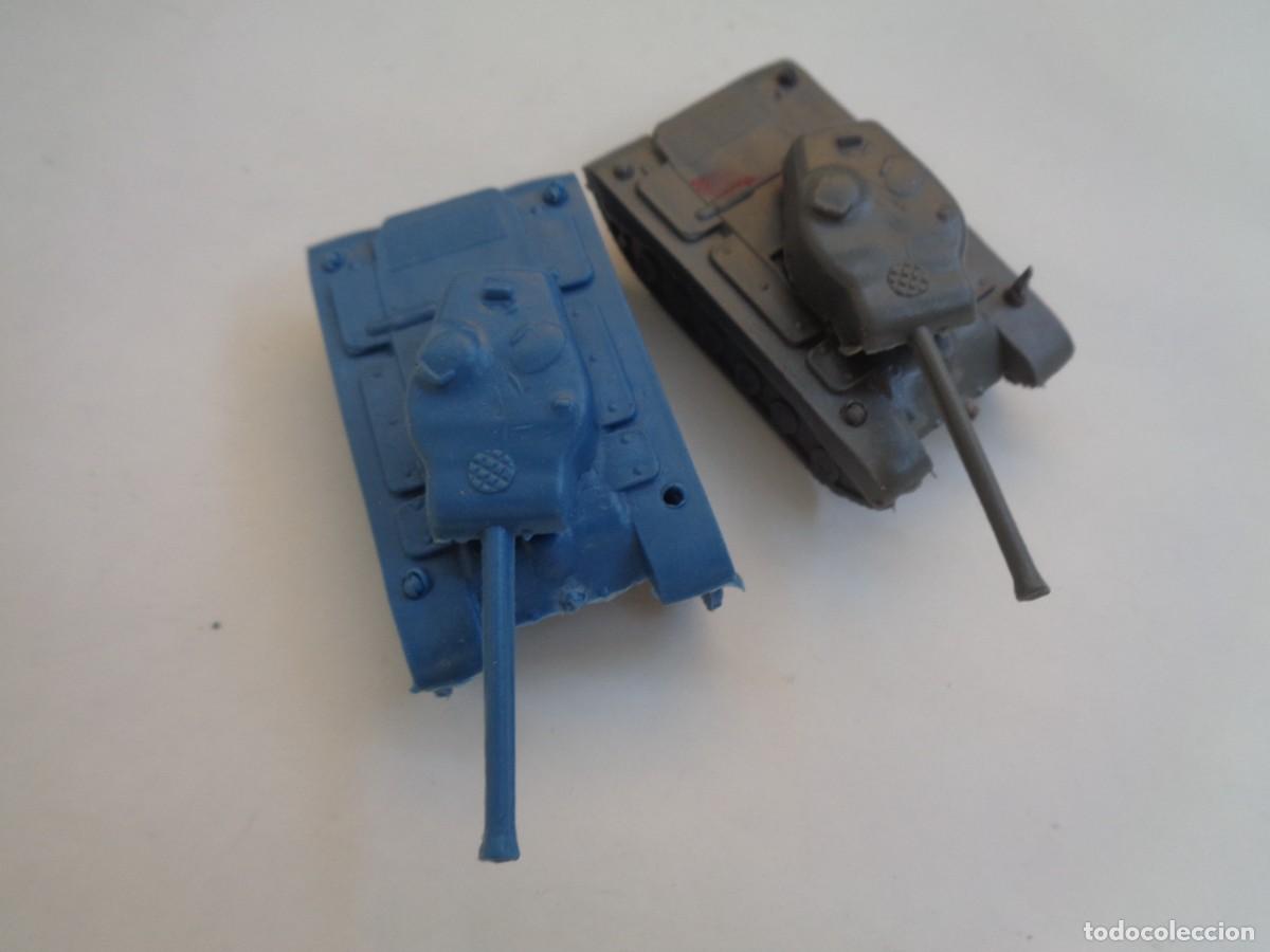 Figuras de goma y PVC: LOTE DE 2 FIGURAS ANTIGUAS DE PLASTICO DE MONTAPLEX : TANQUES , CARROS BLINDADOS