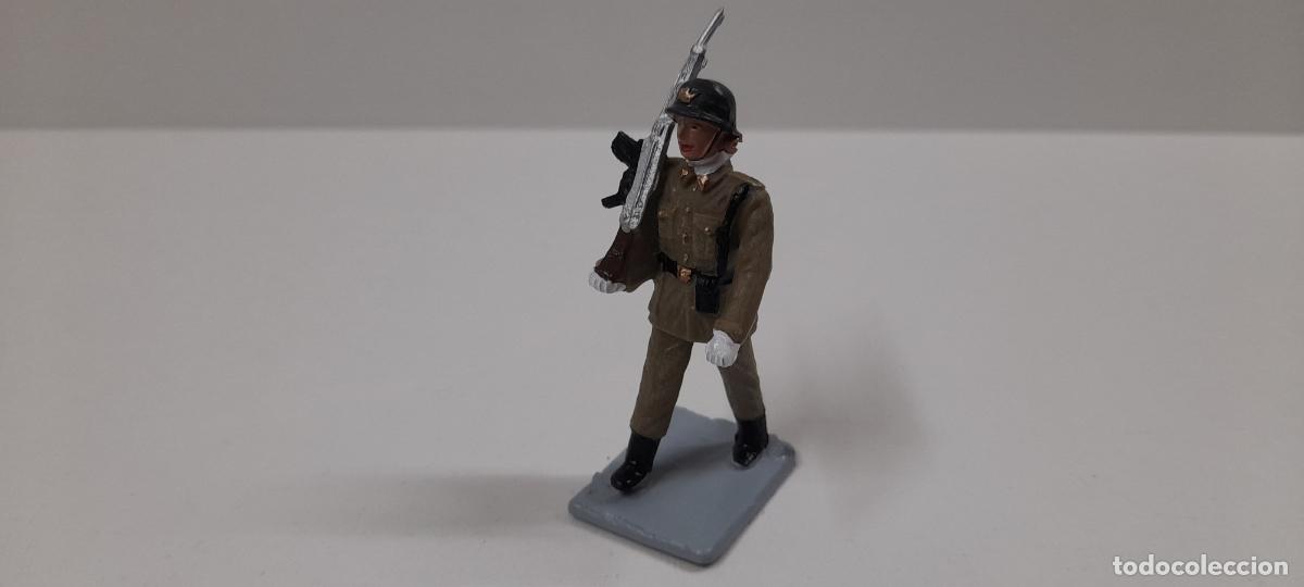 Figuras de goma y PVC: SOLDADO EN DESFILE - INFANTERIA ESPA&Ntilde;OLA . REALIZADO POR SOLDIS / GOMARSA . ORIGINAL A&Ntilde;OS 70