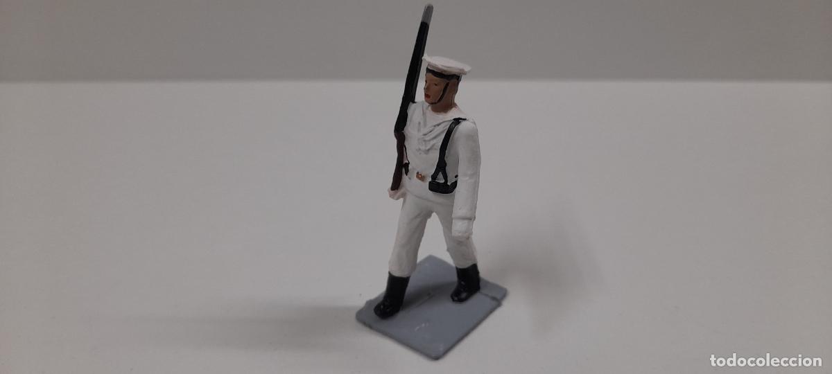 Figuras de goma y PVC: SOLDADO EN DESFILE - MARINA TRAJE BLANCO . REALIZADO POR SOLDIS / GOMARSA . ORIGINAL A&Ntilde;OS 70
