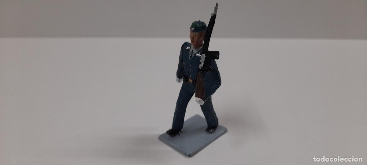 Figuras de goma y PVC: SOLDADO EN DESFILE - AVIACION . REALIZADO POR SOLDIS / GOMARSA . ORIGINAL A&Ntilde;OS 70