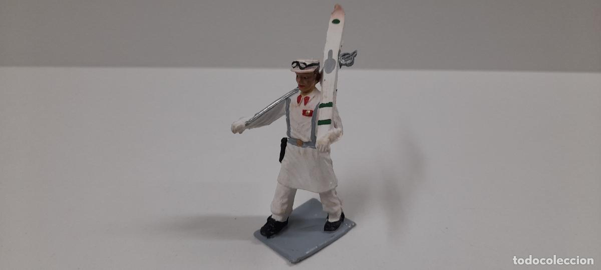 Figuras de goma y PVC: SOLDADO EN DESFILE - ESQUIADORES . REALIZADO POR SOLDIS / GOMARSA . ORIGINAL A&Ntilde;OS 70