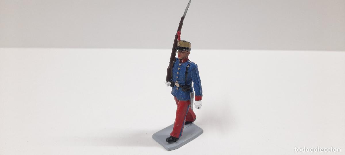 Figuras de goma y PVC: SOLDADO EN DESFILE - INFANTERIA DEL REY . REALIZADO POR SOLDIS / GOMARSA . ORIGINAL A&Ntilde;OS 70