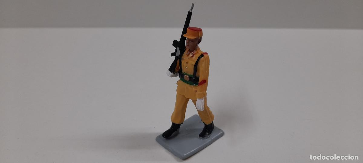 Figuras de goma y PVC: SOLDADO EN DESFILE - REGULARES . REALIZADO POR SOLDIS / GOMARSA . ORIGINAL A&Ntilde;OS 70