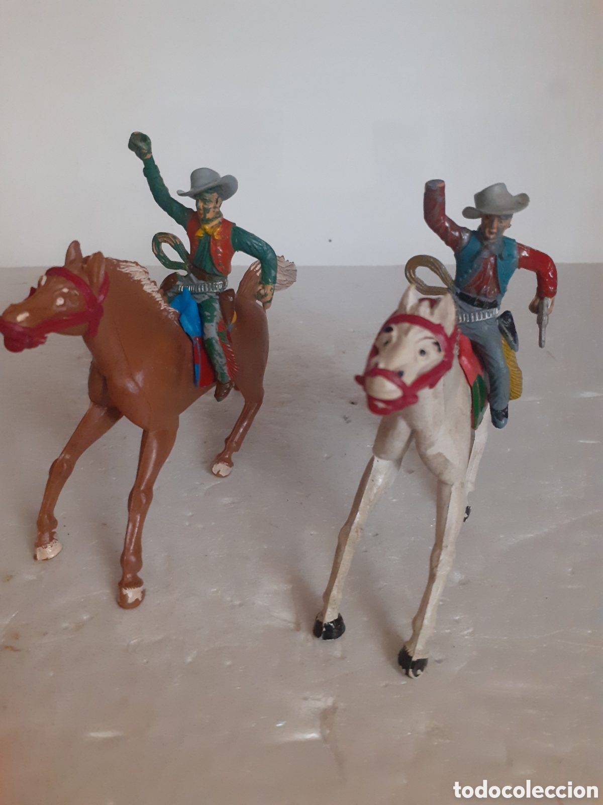 Figuras de goma y PVC: FIGURAS VAQUEROS A CABALLO EN GOMA SOTORRES,PECH,REAMSA