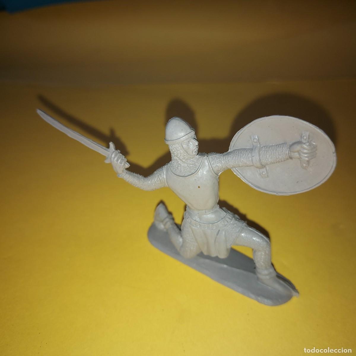 Figuras de goma y PVC: GUERRERO MEDIEVAL DE COMANSI - Foto 1