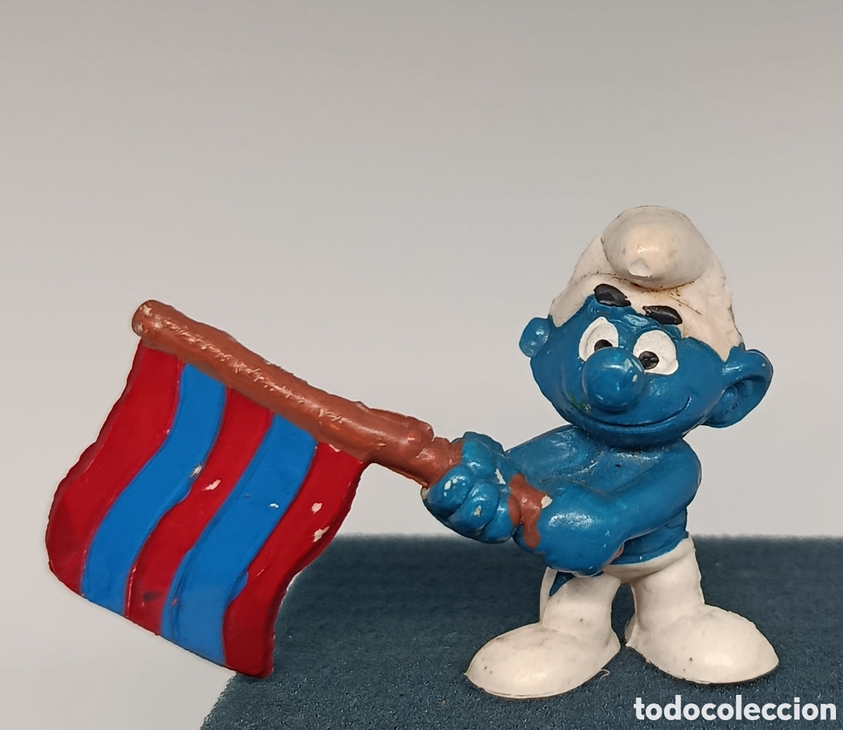 Figuras de goma y PVC: PITUFO CON BANDERA DEL FUTBOL CLUB BARCELONA, BAR&Ccedil;A - PVC NO TOXICO
