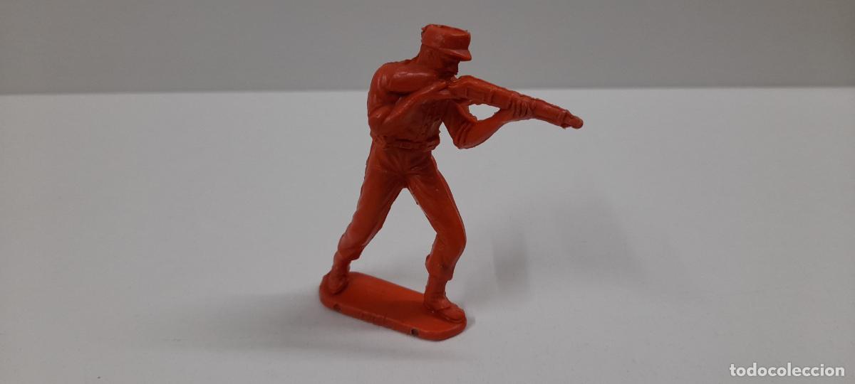 Figuras de goma y PVC: SOLDADO CUBANO . JUGUETES MOYA . MARCADO EN LA BASE REG . EN PLASTICO MONOCOLOR . ALTURA 8,5 CM