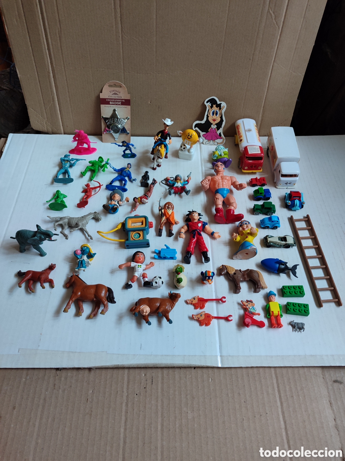 Figuras de goma y PVC: Lote de figuras PVC y otros.comansi,schleich,Ferrero,krea,chicles Hugo....lucky luke,pitufa.coches