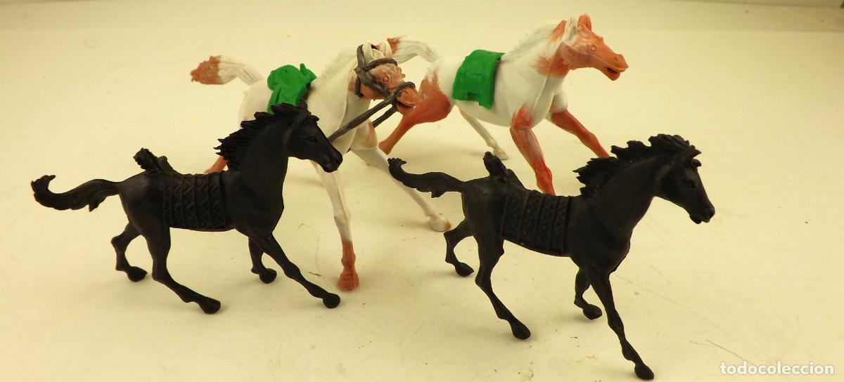 Figuras de goma y PVC: Comansi. Conjunto de 4 caballos - Foto 1