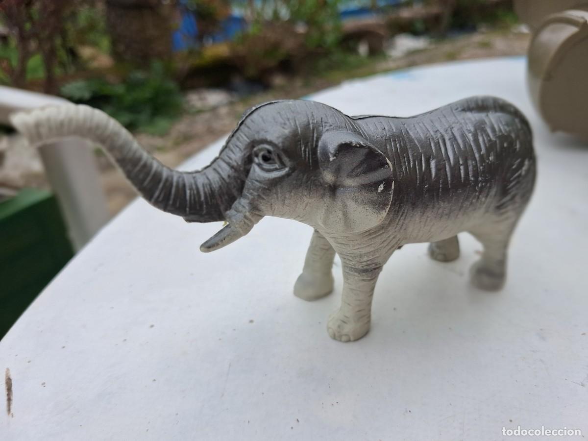 Figuras de goma y PVC: Elefante escapado del zoo - 6,50 por 13 cms