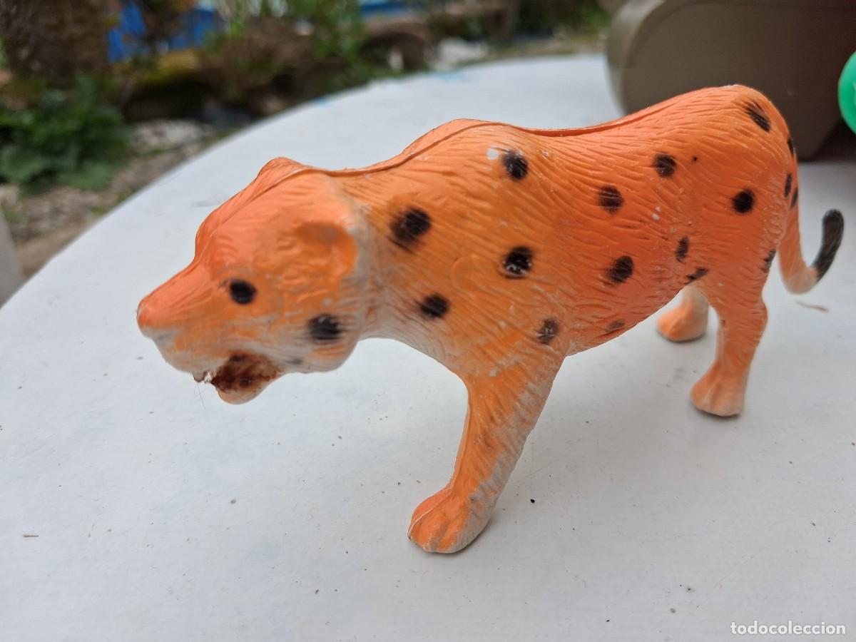 Figuras de goma y PVC: Leopardo escapado del zoo - 6 por 15 cms