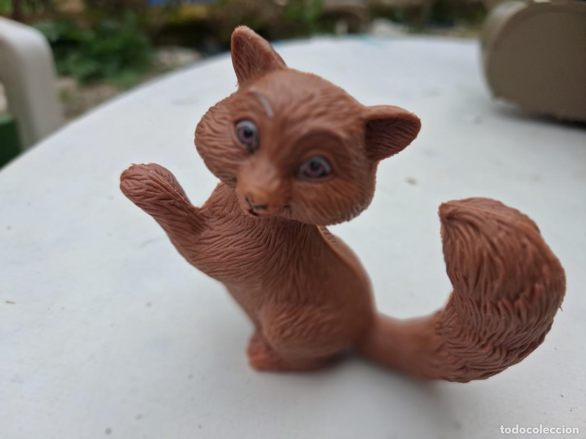 Figuras de goma y PVC: Ardilla que saluda en el parque - 7 por 8 cms
