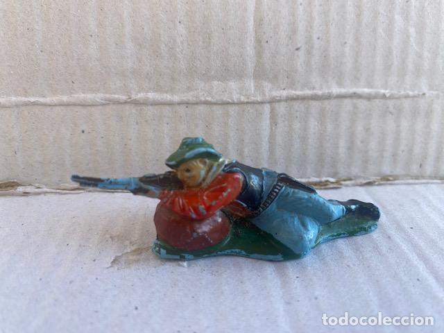 Figuras de goma y PVC: Vaquero, oeste. Disparando parapetado en roca. En goma. Sin identificar