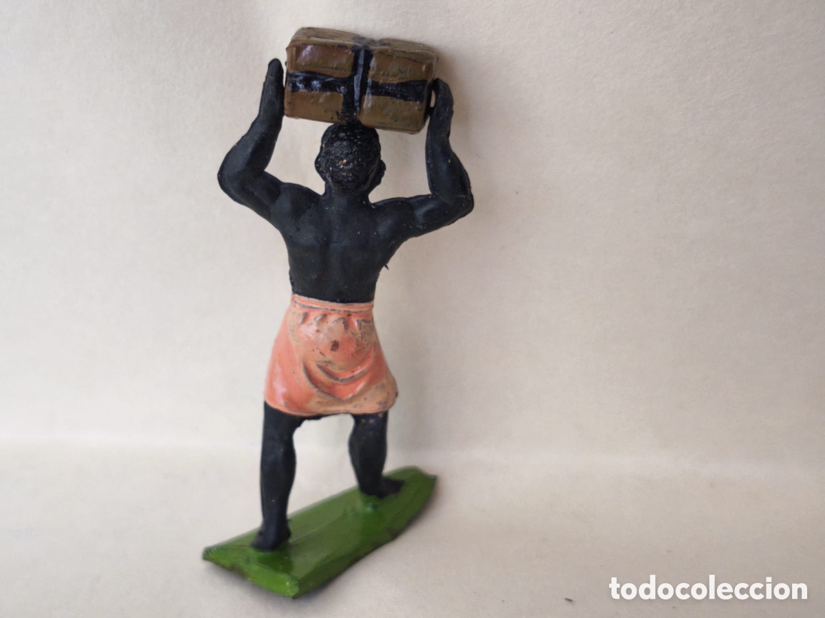 Figuras de goma y PVC: Figura de goma vintage de Porteador Africano con caja/bulto, Jecsan o Pech Hermanos, a&ntilde;os 50/60
