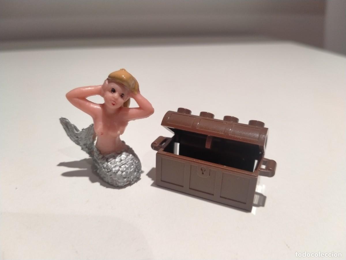 Figuras de goma y PVC: Figura de sirena custodiando cofre de diamantes