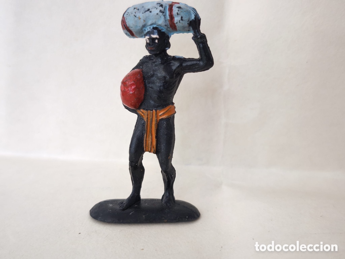 Figuras de goma y PVC: Figura de goma vintage de Porteador Africano con fardo y vasija, Pech Hermanos, a&ntilde;os 50/60