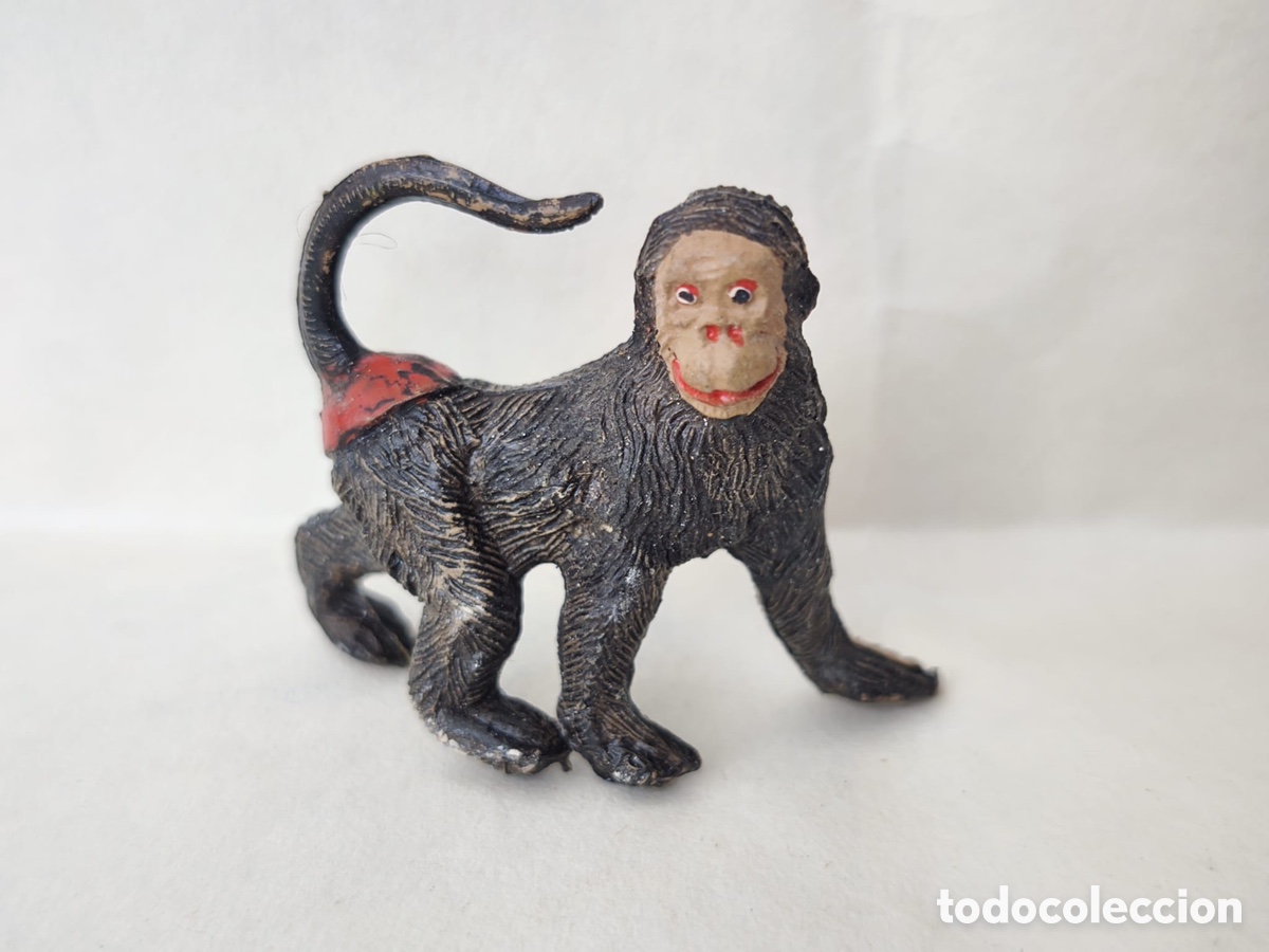 Figuras de goma y PVC: Figura de goma vintage de Mono con cola alzada y manta roja, Lafredo, a&ntilde;os 50/60
