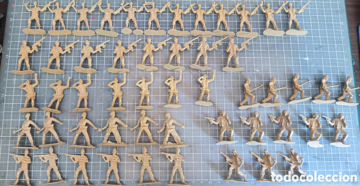 Figuras de goma y PVC: Lote 137 soldados a 5 colores 4cm.