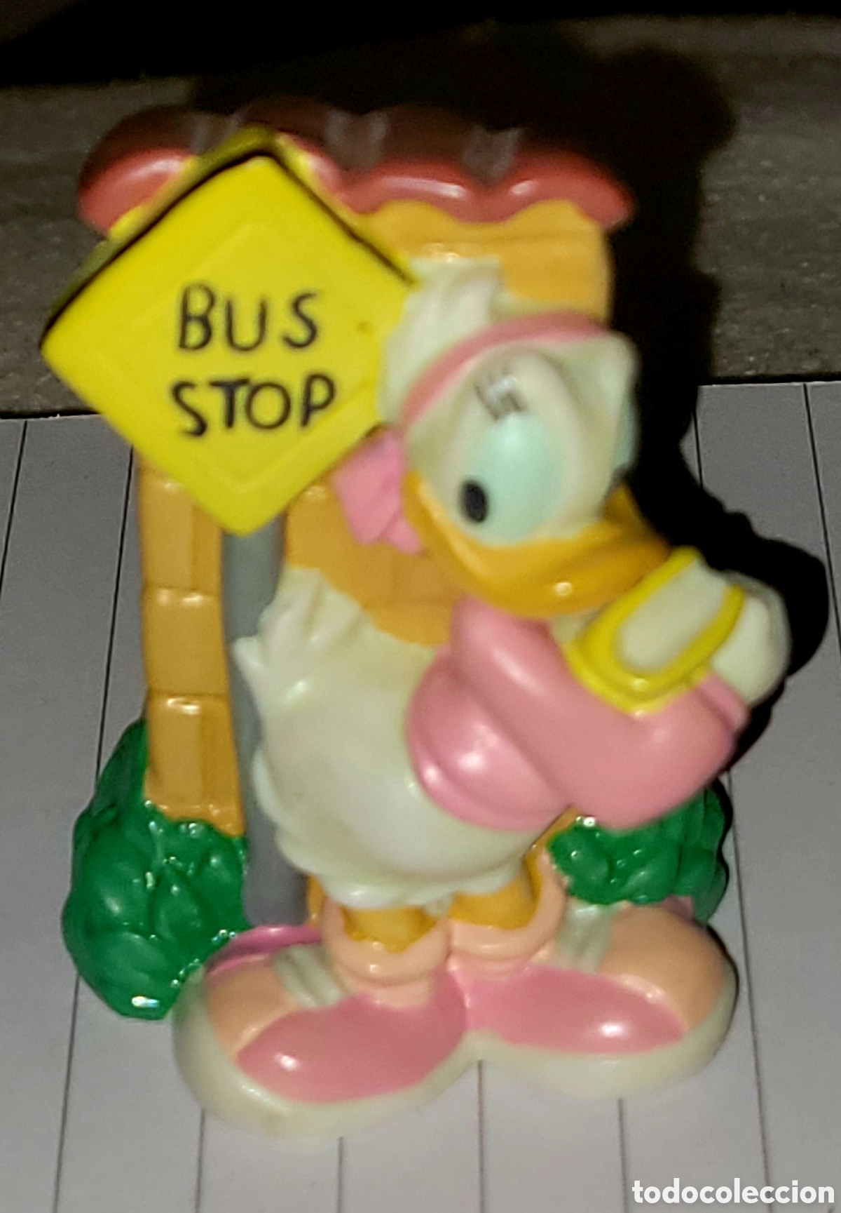 Figuras de goma y PVC: Bonita figura pvc goma Disney Daisy Duck en estudiante parada de guaguas autobuses marca Modecor