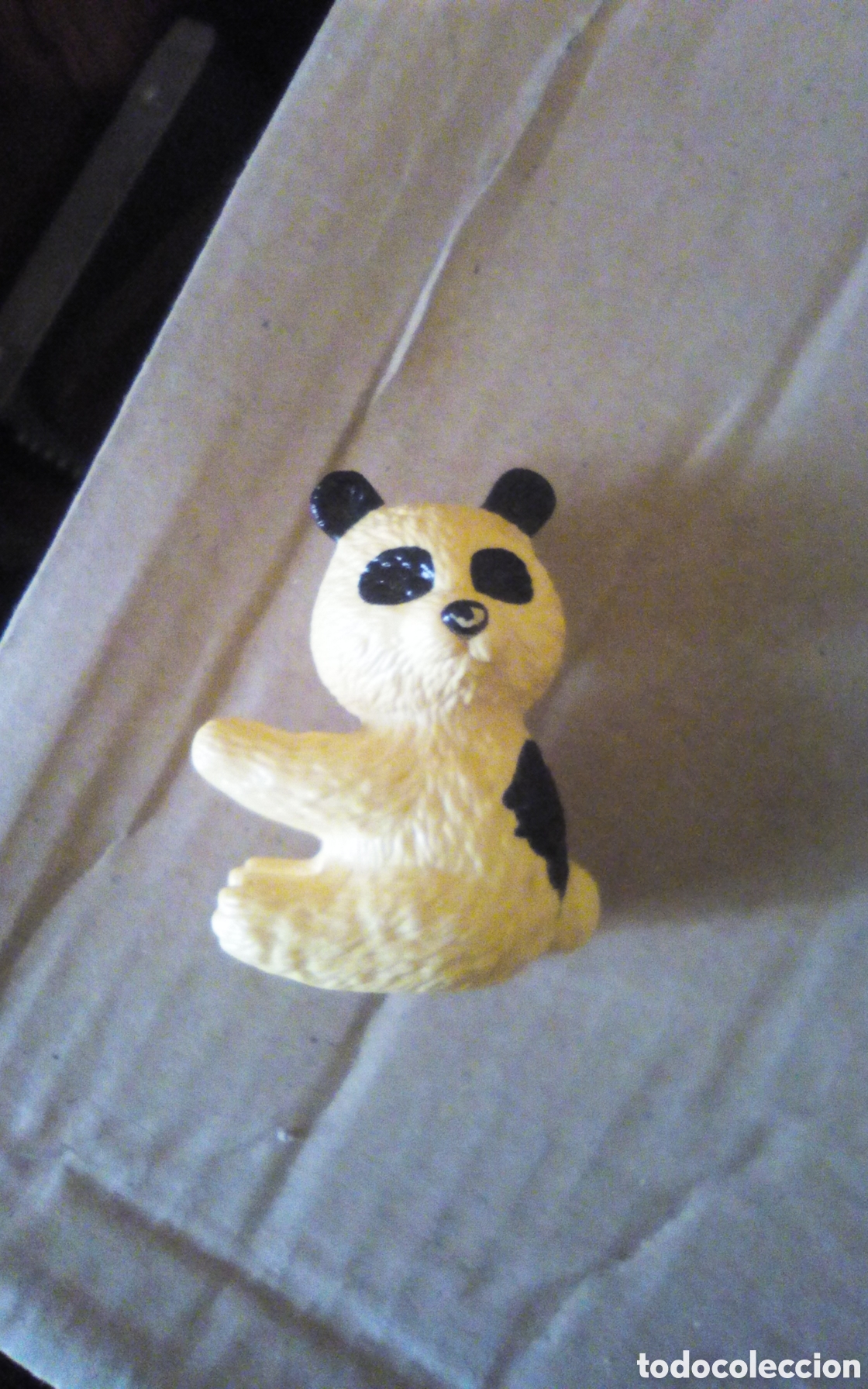 Figuras de goma y PVC: Oso panda. Parece ser por la forma que estaba agarrado a algo, lo desconozco. No tiene ninguna marca