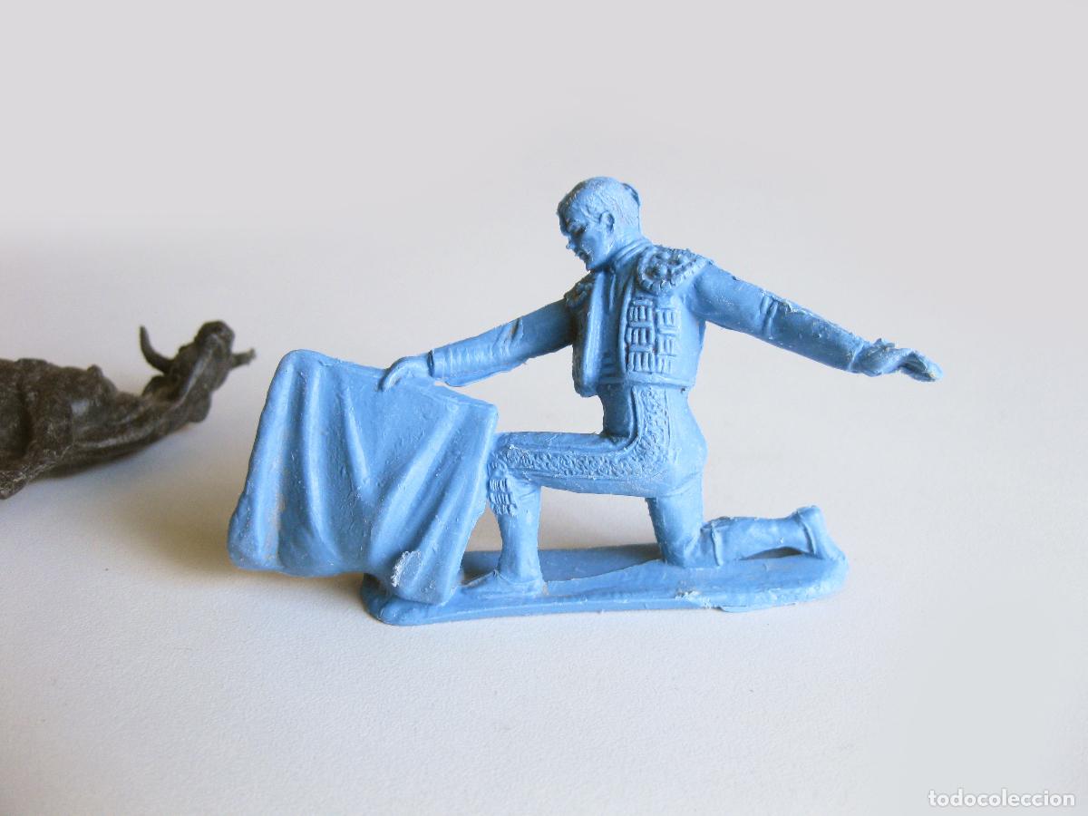 Figuras de goma y PVC: TORO Y TORERO DE COMANSI HECHOS EN PL&Aacute;STICO. - Foto 2
