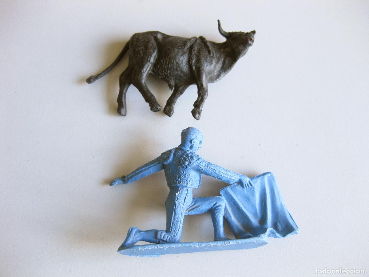 Figuras de goma y PVC: TORO Y TORERO DE COMANSI HECHOS EN PL&Aacute;STICO. - Foto 3