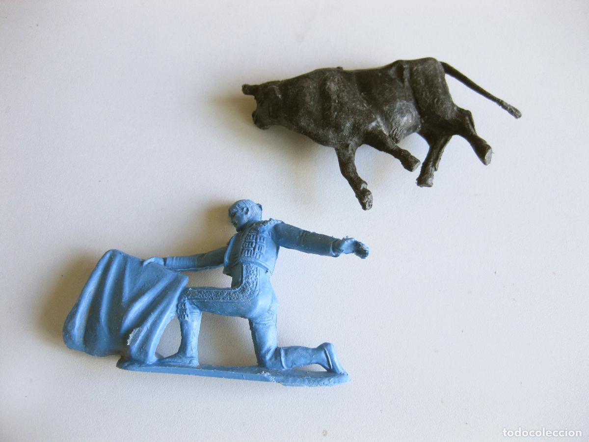 Figuras de goma y PVC: TORO Y TORERO DE COMANSI HECHOS EN PL&Aacute;STICO. - Foto 4