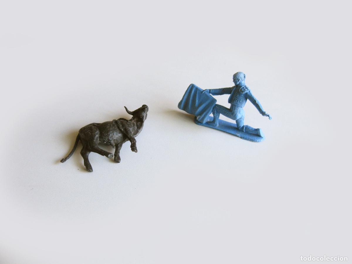 Figuras de goma y PVC: TORO Y TORERO DE COMANSI HECHOS EN PL&Aacute;STICO.
