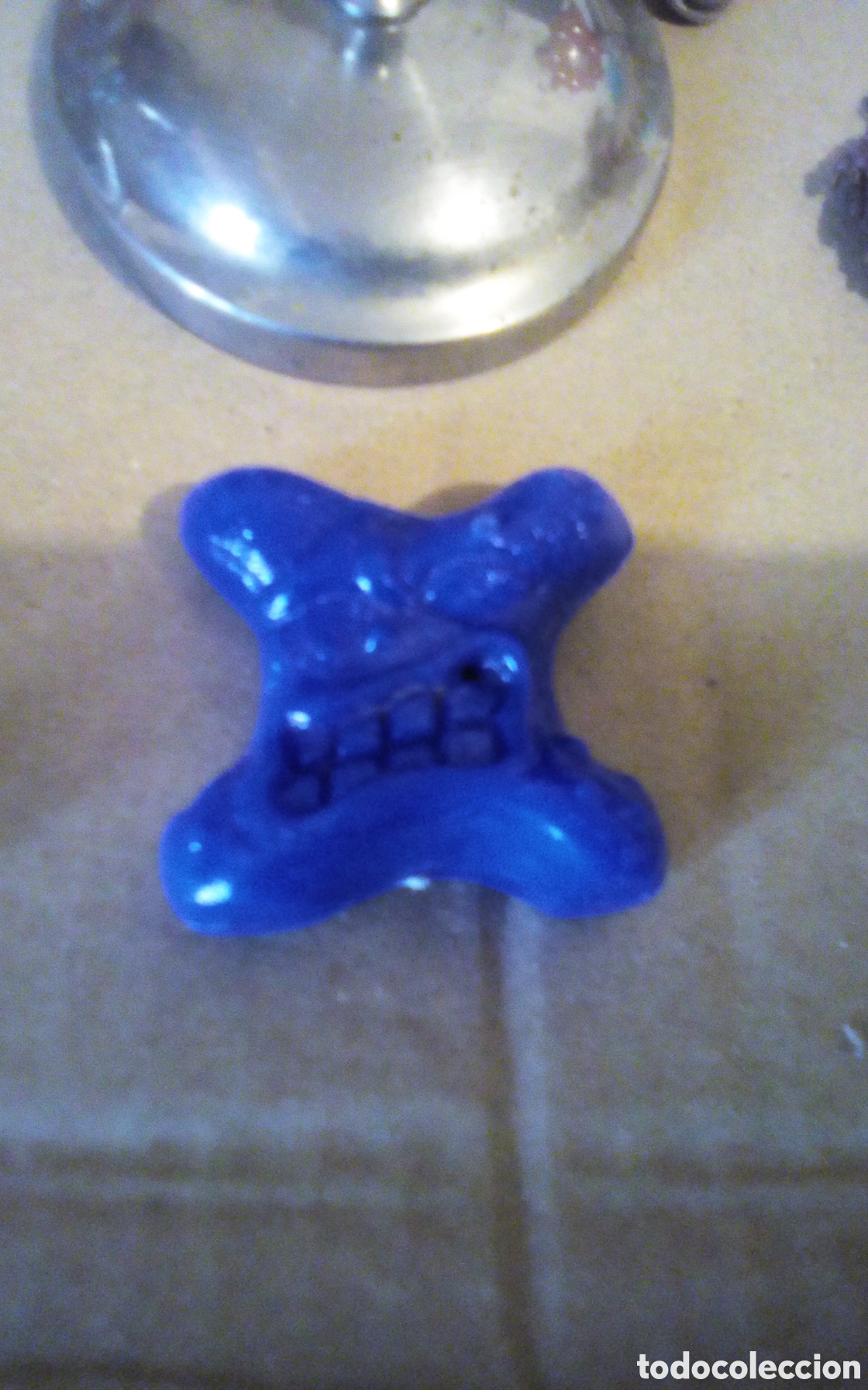 Figuras de goma y PVC: Figura gogo rabioso de color azul. Mide 4 cm.
