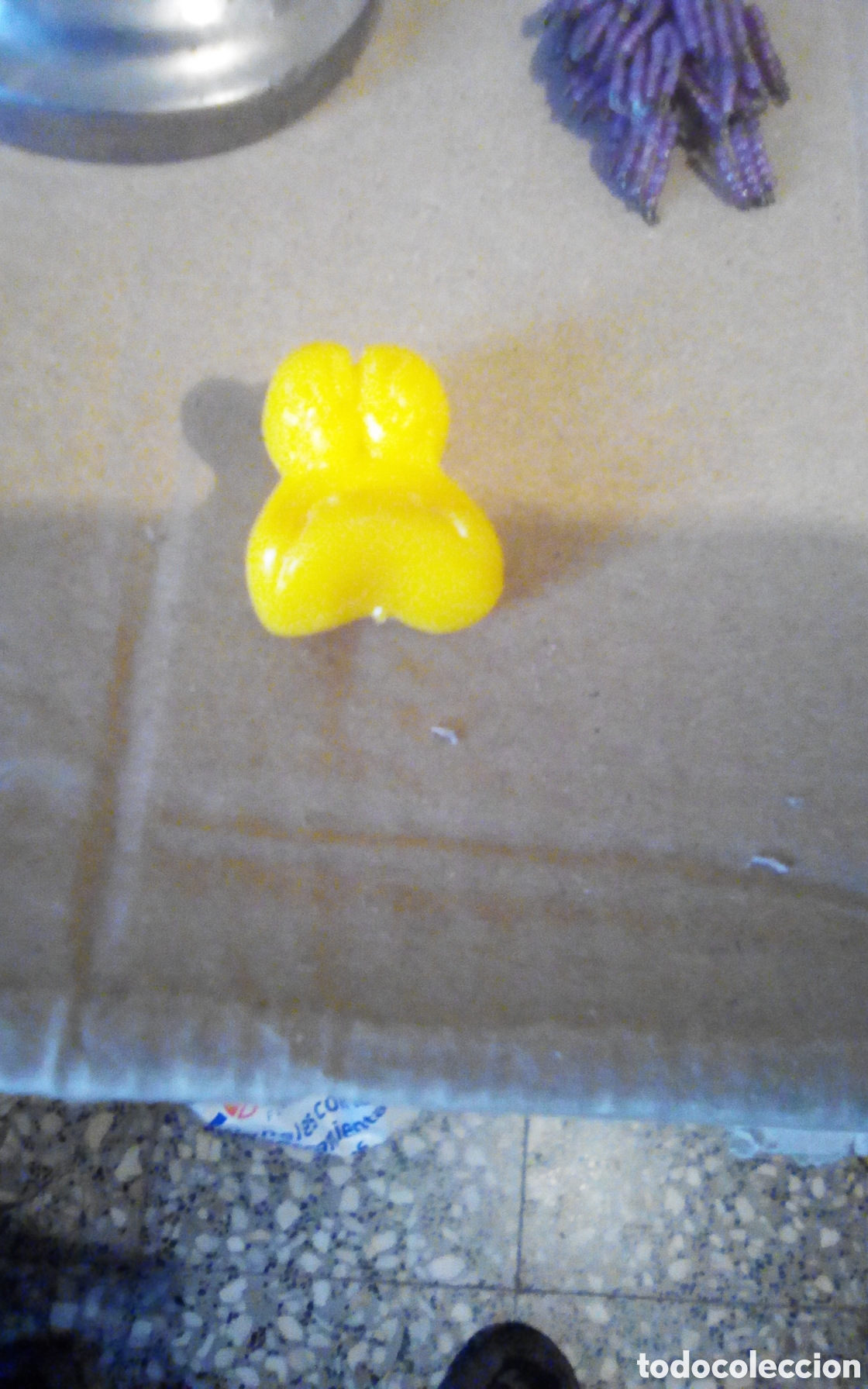 Figuras de goma y PVC: Figura gogo triste de color amarillo. Mide 25 mm.