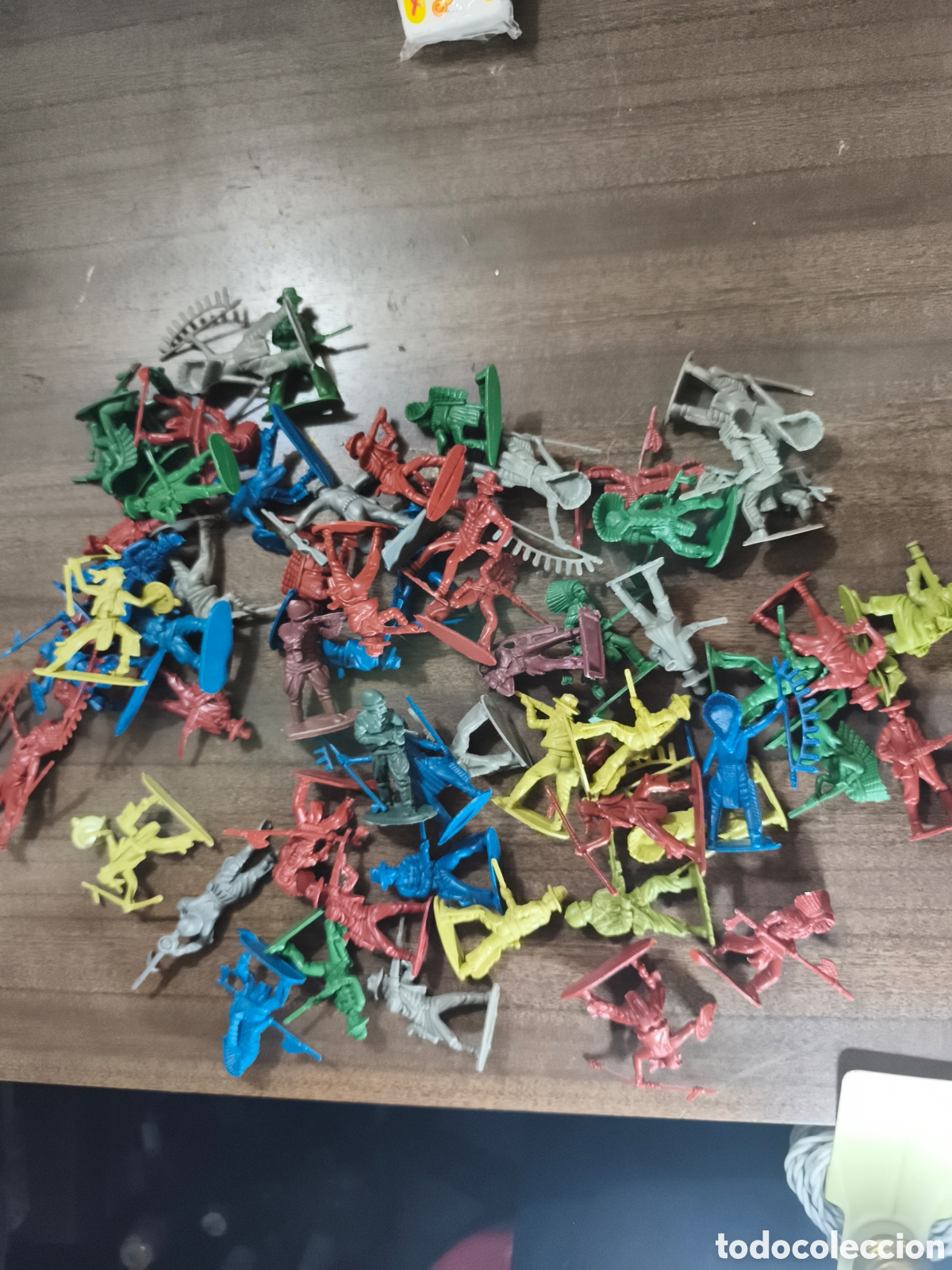 Figuras de goma y PVC: Lotazo de antiguas figuras pech de soldado e indios en perfecto estado