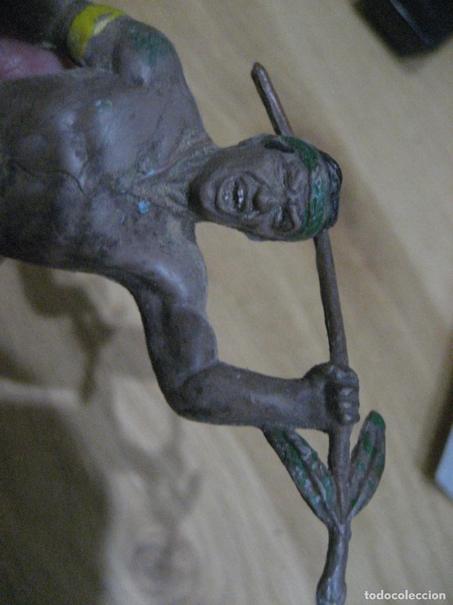 Figuras de goma y PVC: Figura antigua , indio con lanza de goma de 9 cm . sin marca