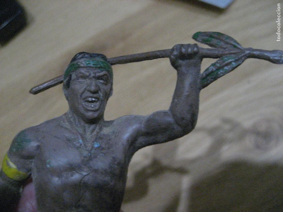 Figuras de goma y PVC: Figura antigua , indio con lanza de goma de 9 cm . sin marca