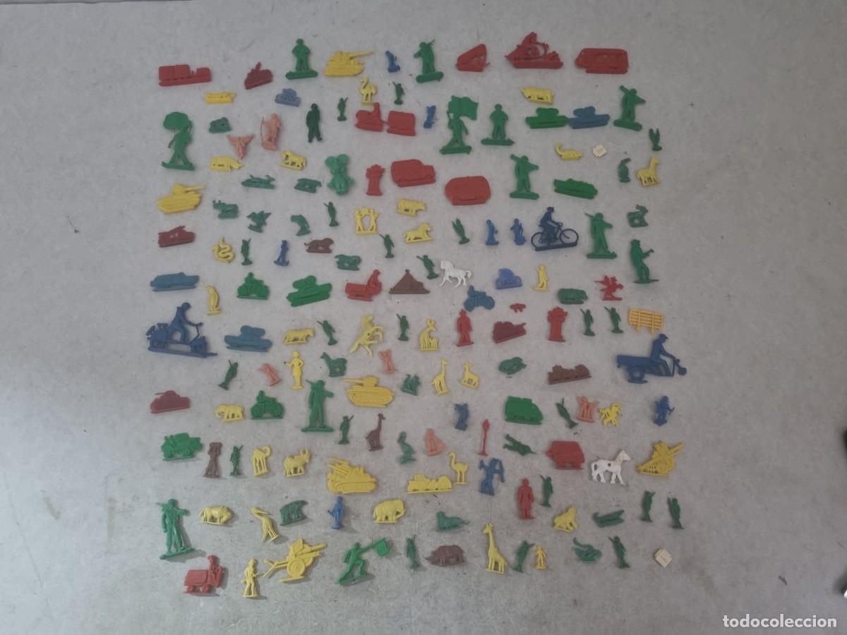 Figuras de goma y PVC: Lote de figuras planas variadas piperos kiosko
