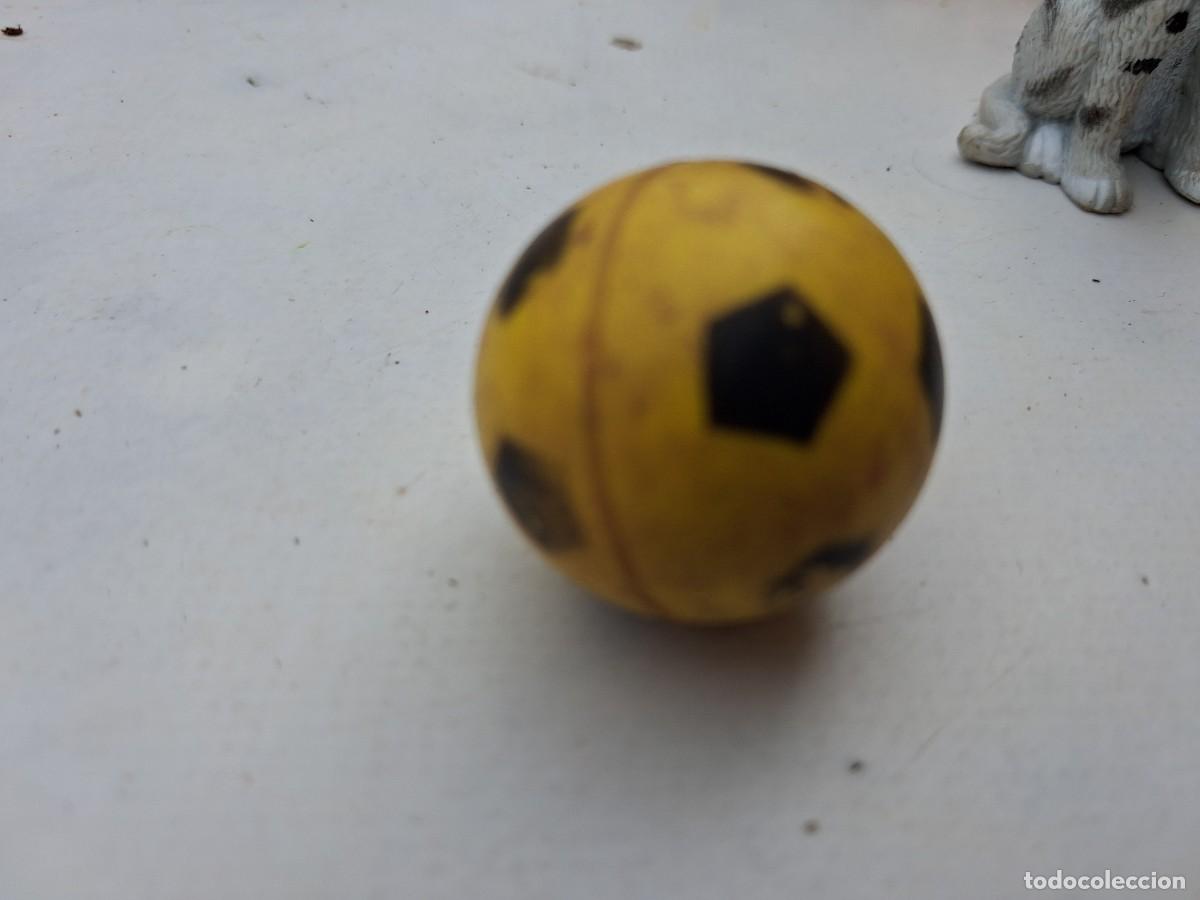 Figuras de goma y PVC: una pelota de goma - mini futbol amarilla 2,80 cms