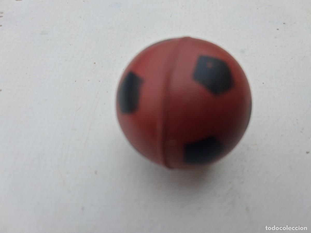 Figuras de goma y PVC: una pelota de goma - mini futbol marr&oacute;n 2,80 cms