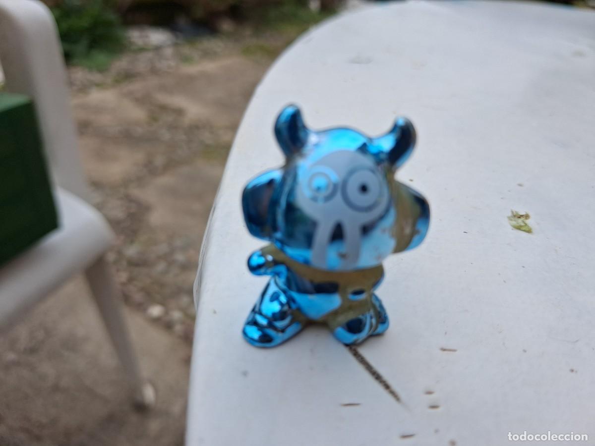 Figuras de goma y PVC: Pokemon extra&ntilde;o o similar- en azul y plata 3 cms