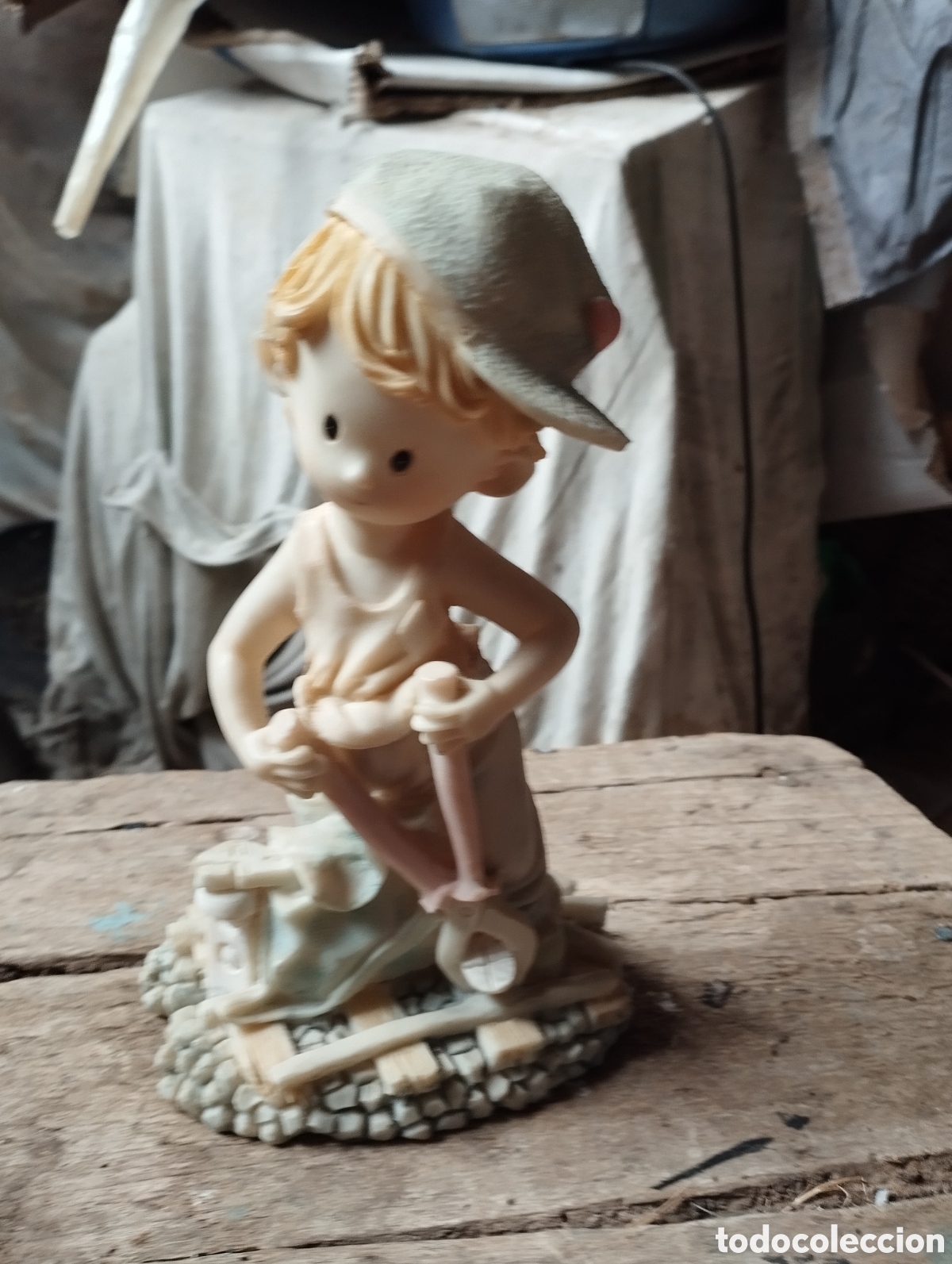 Figuras de goma y PVC: Figura decorativa de un herrador en resina