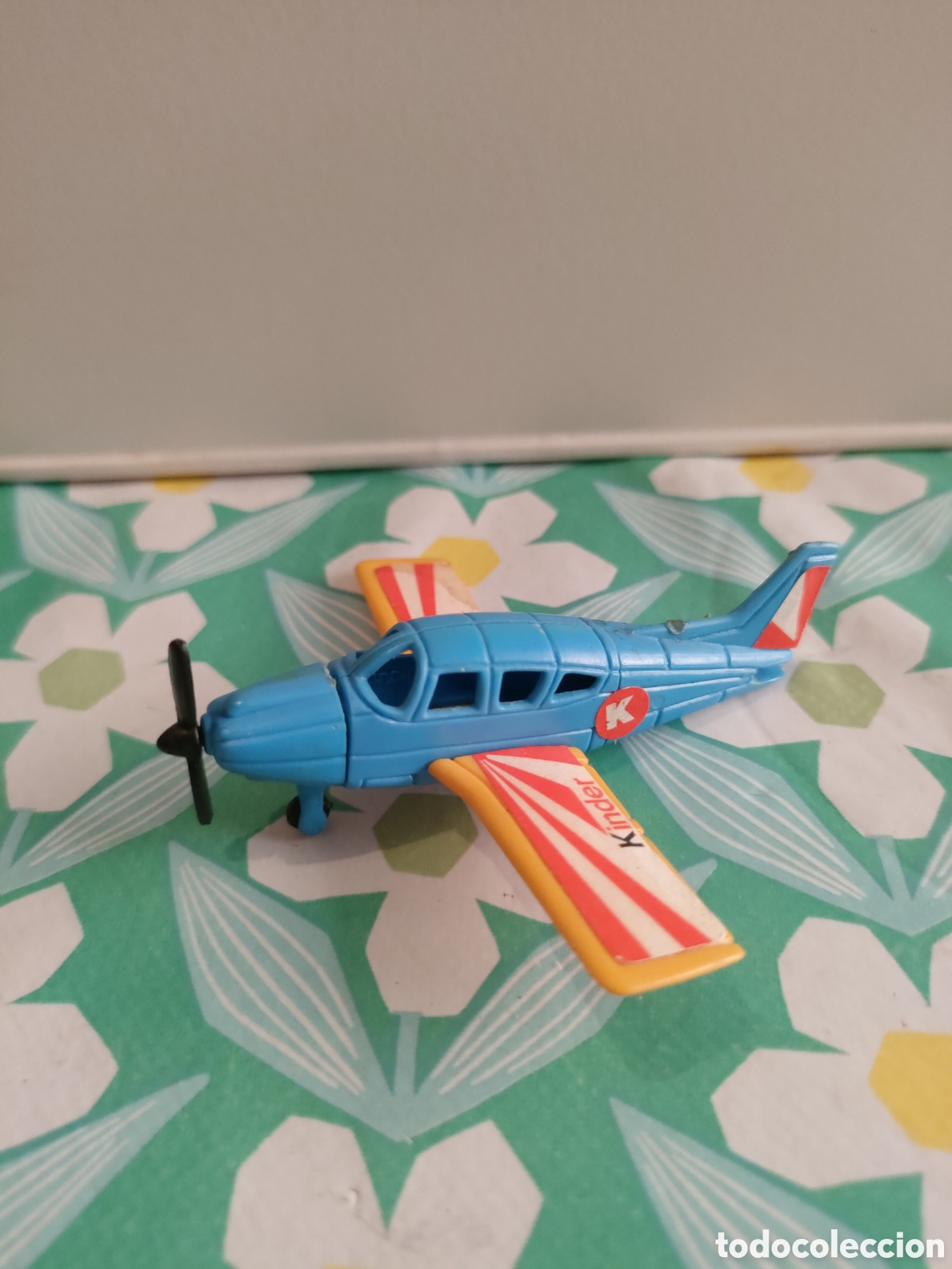 Figuras de goma y PVC: Antigua Figura Avi&oacute;n K&iacute;nder Publicidad.