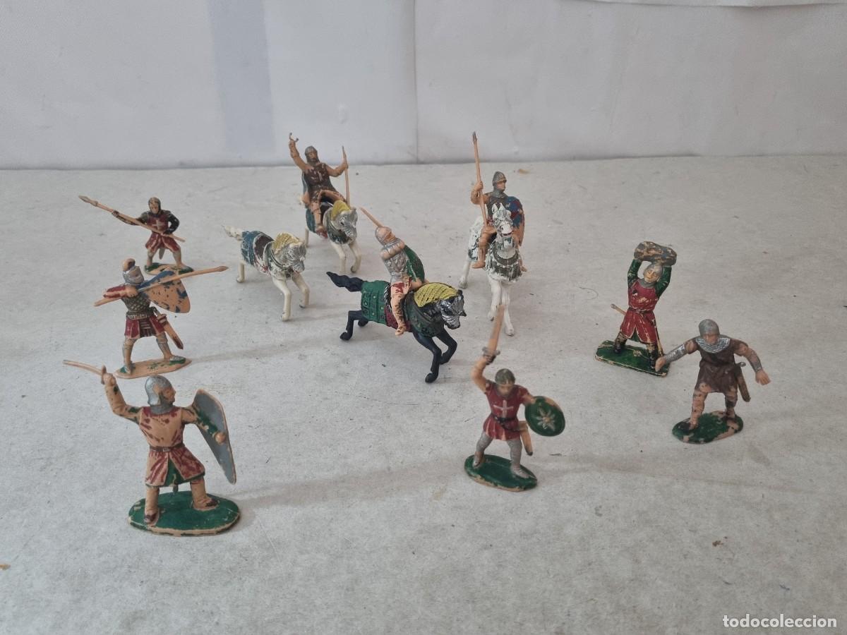 Rubber and PVC Figures: Lote de 9 figuras y 4 caballos medievales