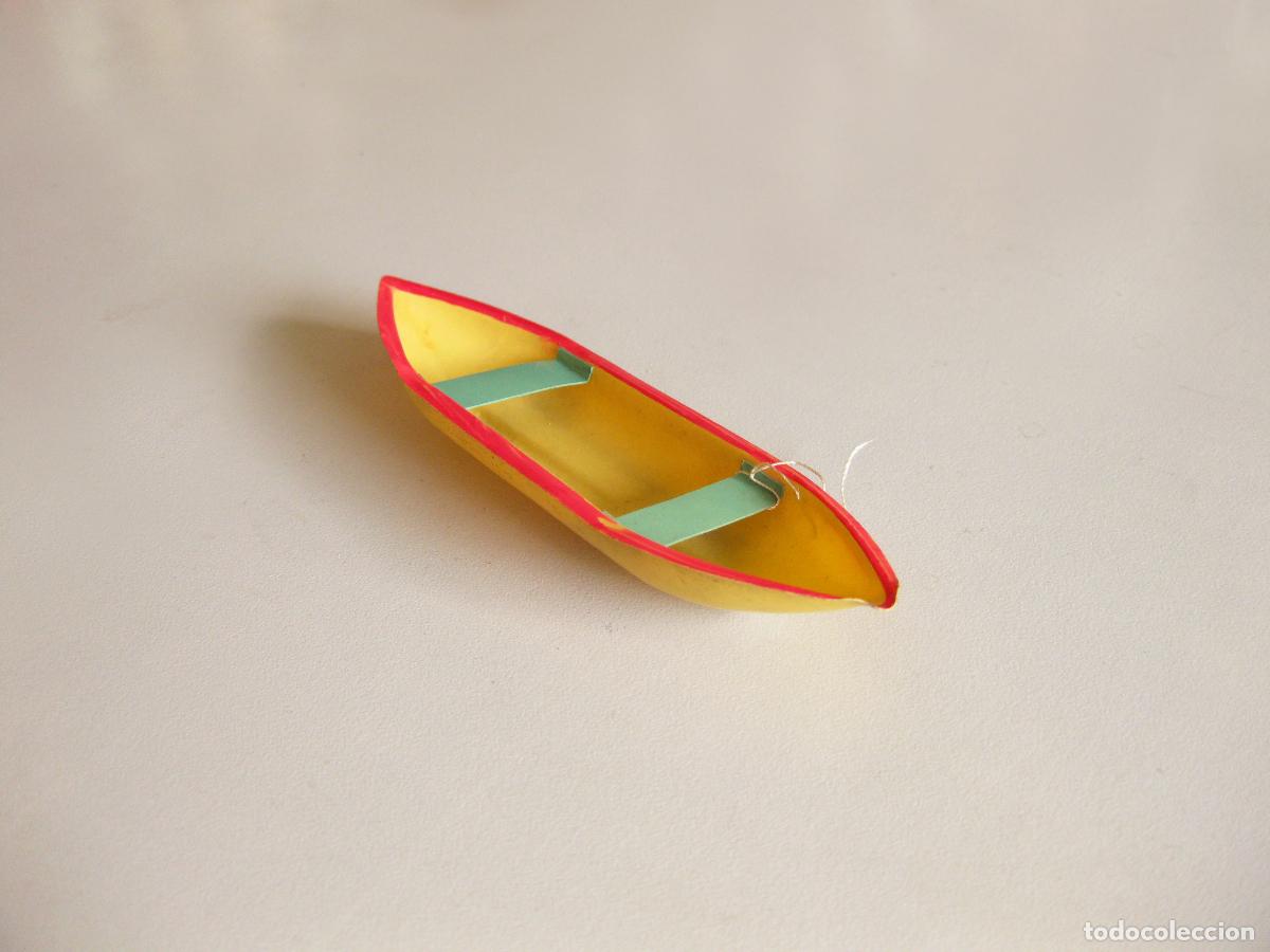 Figuras de goma y PVC: ANTIGUA CANOA DE JUGUETE HECHA DE CELULOIDE.