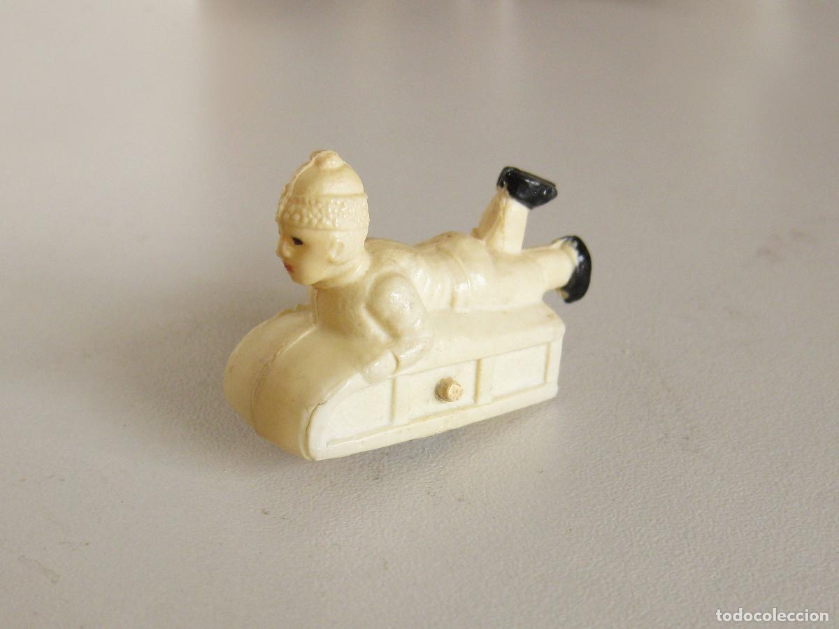 Figuras de goma y PVC: ANTIGUA FIGURA DE UN NI&Ntilde;O EN TRINEO DE CELULOIDE MARCA PH