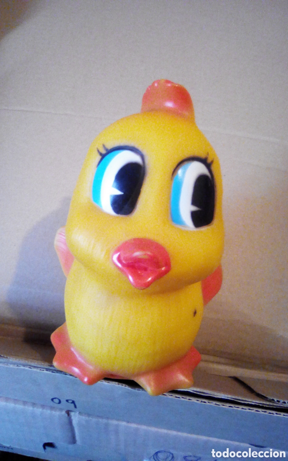Figuras de goma y PVC: Pollito gigante de pl&aacute;stico blando. No pone fabricante, mide 11 x 18 cm.