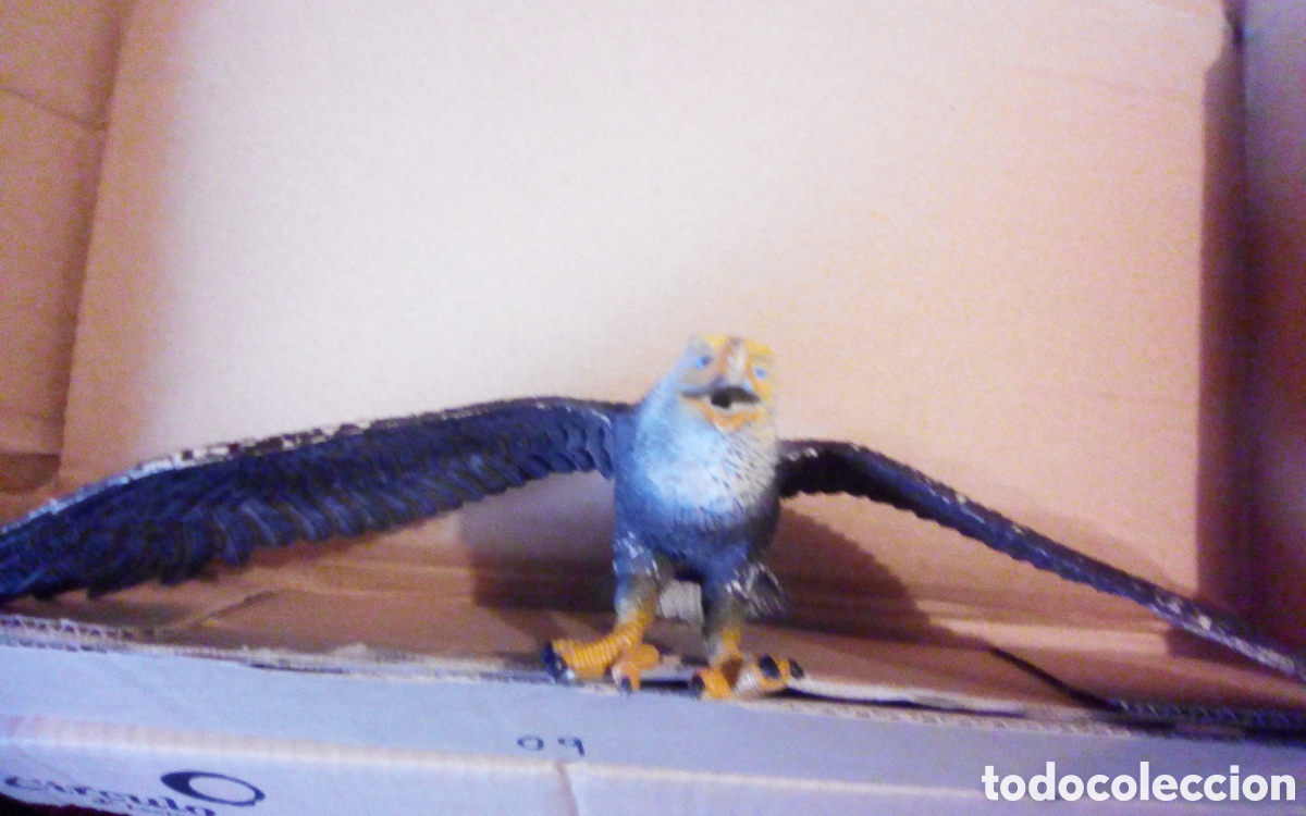 Figuras de goma y PVC: &Aacute;guila calva americana. Figura de goma, mide 36 cm., tiene dos orificios en las alas para colgar.