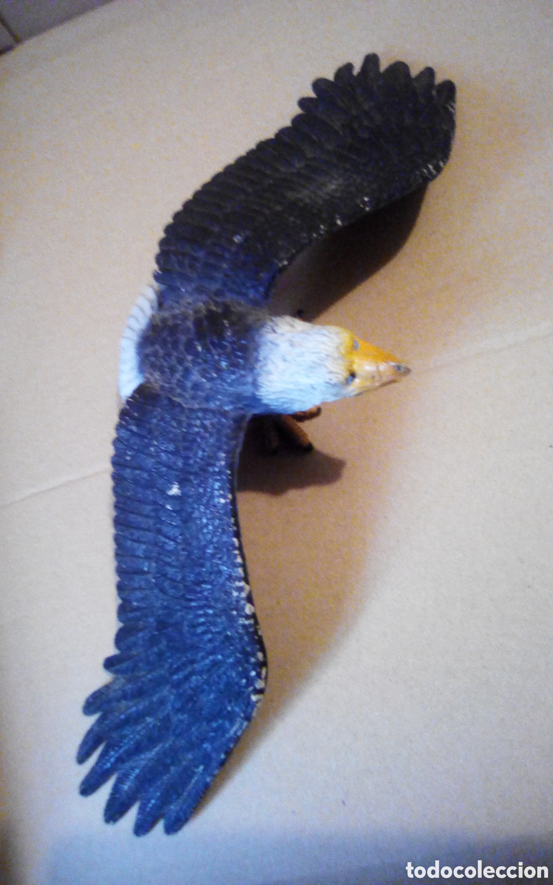 Figuras de goma y PVC: &Aacute;guila calva americana. Figura de goma, mide 36 cm., tiene dos orificios en las alas para colgar.